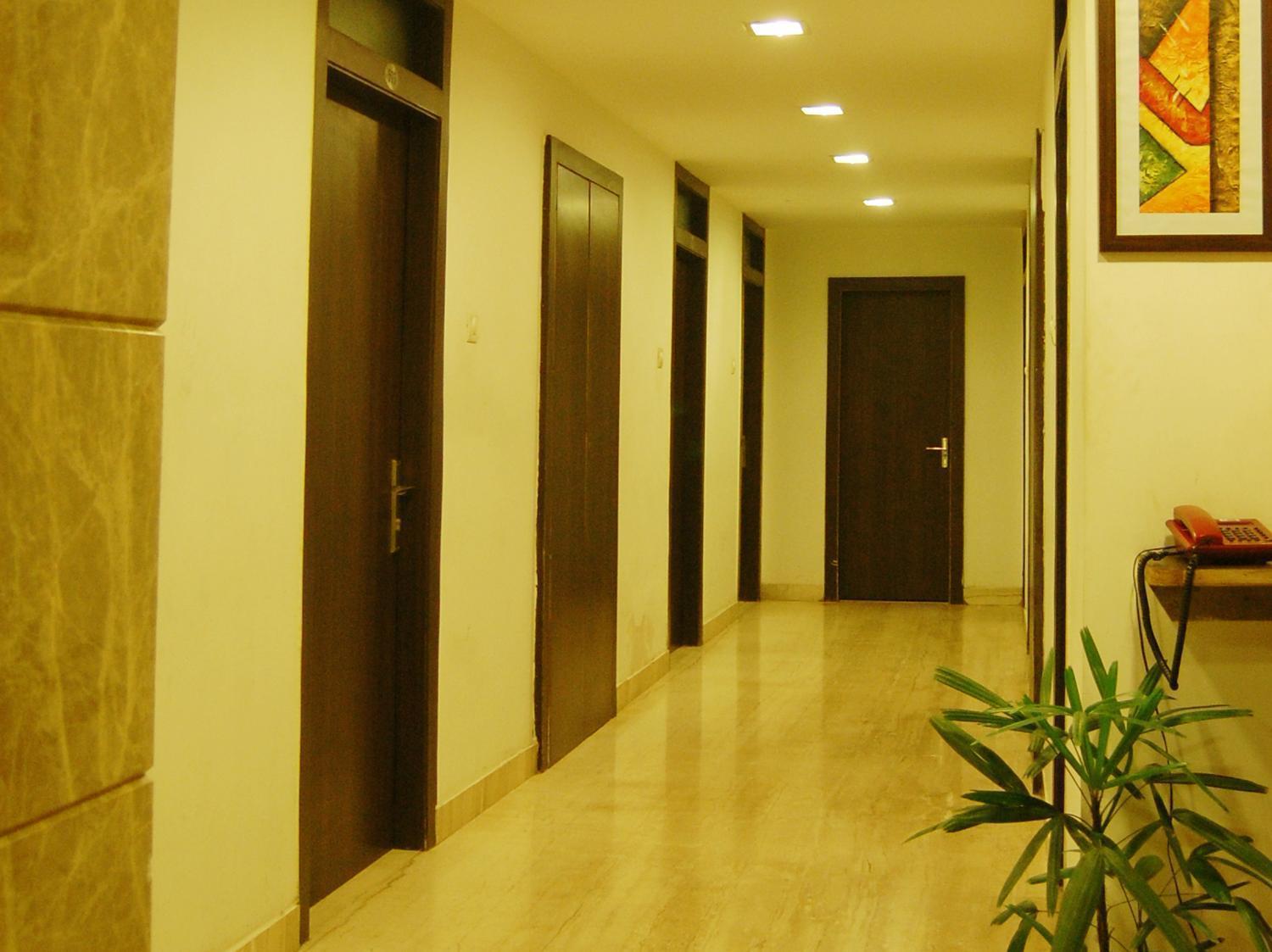 Hotel Crown Palace Αλλαχαμπάντ Εξωτερικό φωτογραφία